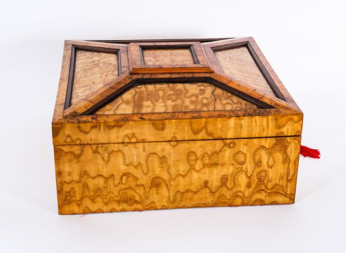 ANTIQUE LARGE VICTORIAN BURR MAPLE WOOD AND BURR WALNUT CASKET 19TH C - ADDITIONAL PHOTO 5