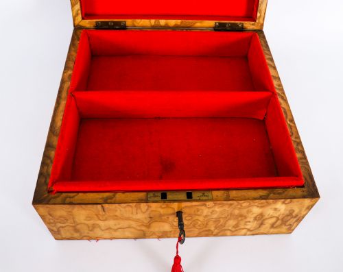 ANTIQUE LARGE VICTORIAN BURR MAPLE WOOD AND BURR WALNUT CASKET 19TH C - ADDITIONAL PHOTO 6