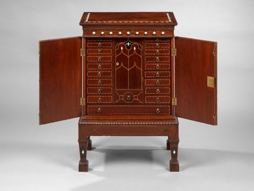 CHIPPENDALE PERIOD MAHOGANY COLLECTOR'S CABINET - ADDITIONAL PHOTO 3