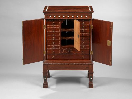 CHIPPENDALE PERIOD MAHOGANY COLLECTOR'S CABINET - ADDITIONAL PHOTO 9