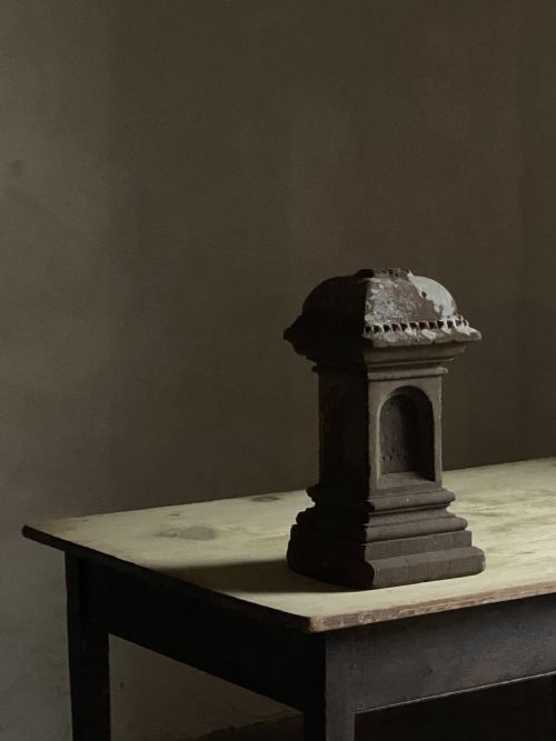 18THC CARVED RED SANDSTONE FINIAL - ADDITIONAL PHOTO 1