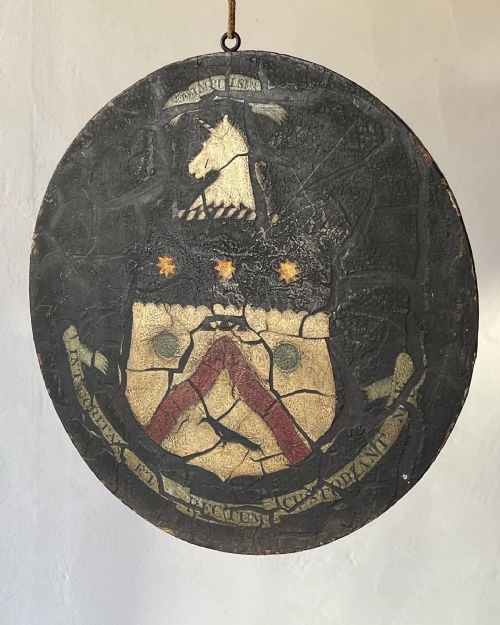 painted armorial roundel - CATEGORY: ANTIQUE MISCELLANEOUS - DATED EDWARDIAN
