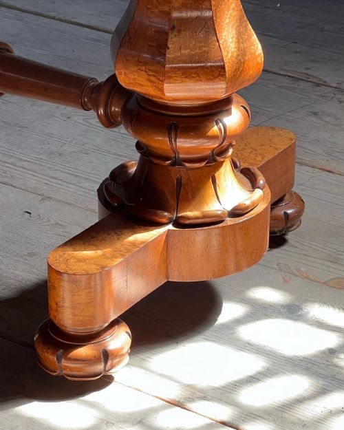 LATE REGENCY BIRDSEYE MAPLE WRITING TABLE - ADDITIONAL PHOTO 8