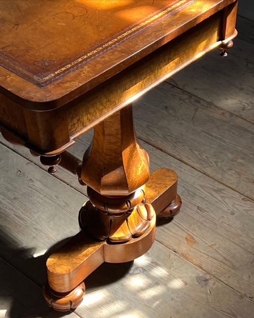 LATE REGENCY BIRDSEYE MAPLE WRITING TABLE - ADDITIONAL PHOTO 10