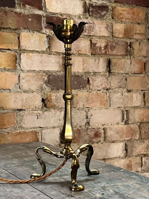 BRASS PULLMAN TYPE TABLE LAMP WITH LATER BRASS LEAF DECORATION C1900 - ADDITIONAL PHOTO 1