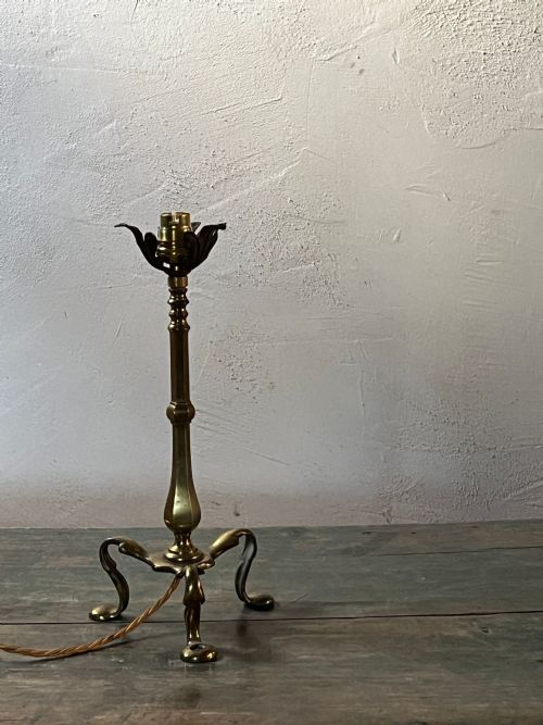 BRASS PULLMAN TYPE TABLE LAMP WITH LATER BRASS LEAF DECORATION C1900 - ADDITIONAL PHOTO 2