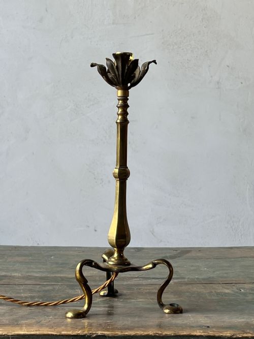 BRASS PULLMAN TYPE TABLE LAMP WITH LATER BRASS LEAF DECORATION C1900 - ADDITIONAL PHOTO 3