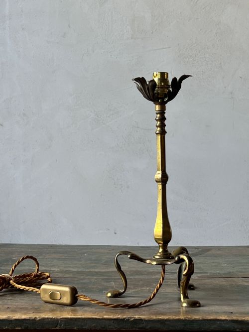BRASS PULLMAN TYPE TABLE LAMP WITH LATER BRASS LEAF DECORATION C1900 - ADDITIONAL PHOTO 4