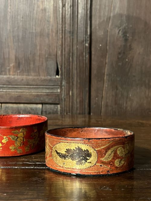 TWO REGENCY RED PAPIERMCH COASTERS - ADDITIONAL PHOTO 5