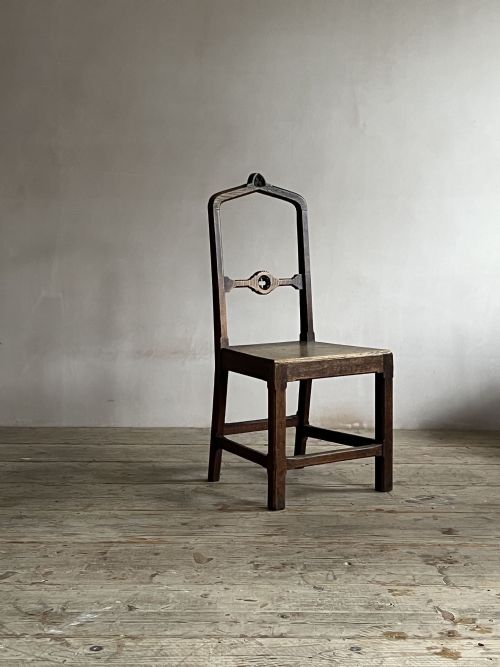 A PAIR OF GOTHIC OAK SIDE CHAIRS - ADDITIONAL PHOTO 1