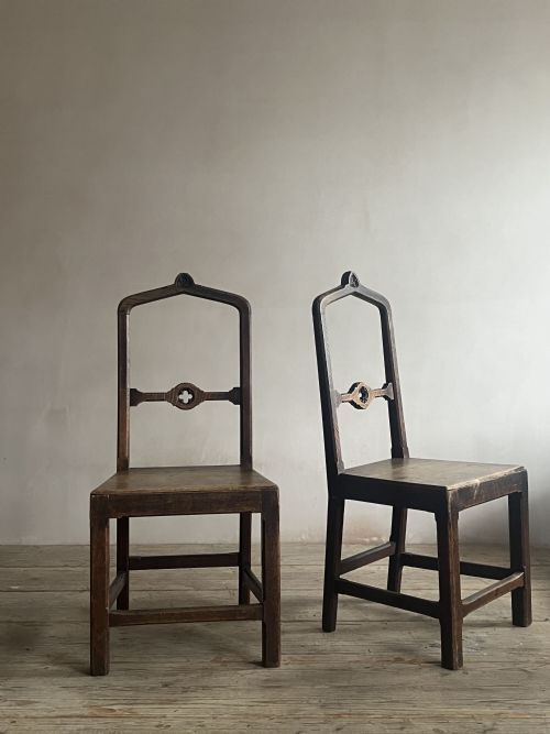 A PAIR OF GOTHIC OAK SIDE CHAIRS - ADDITIONAL PHOTO 3