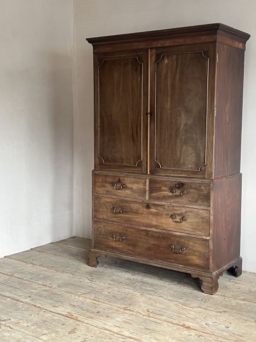 GEORGE III MAHOGANY LINEN PRESS - ADDITIONAL PHOTO 1