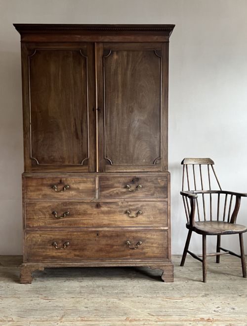 GEORGE III MAHOGANY LINEN PRESS - ADDITIONAL PHOTO 2