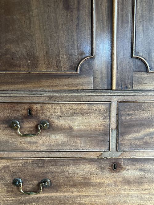 GEORGE III MAHOGANY LINEN PRESS - ADDITIONAL PHOTO 3