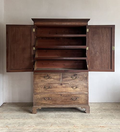 GEORGE III MAHOGANY LINEN PRESS - ADDITIONAL PHOTO 5