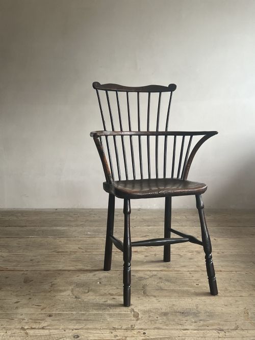 18thc comb back windsor chair - CATEGORY: ANTIQUE CHAIRS - DATED 18TH CENTURY