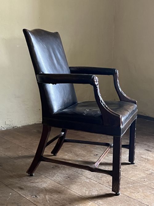 CHIPPENDALE STYLE GAINSBOROUGH LIBRARY CHAIR - ADDITIONAL PHOTO 6