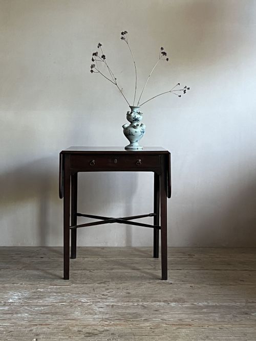 small george iii pembroke table - CATEGORY: ANTIQUE TABLES - DATED GEORGIAN