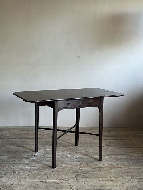 SMALL GEORGE III PEMBROKE TABLE - ADDITIONAL PHOTO 1