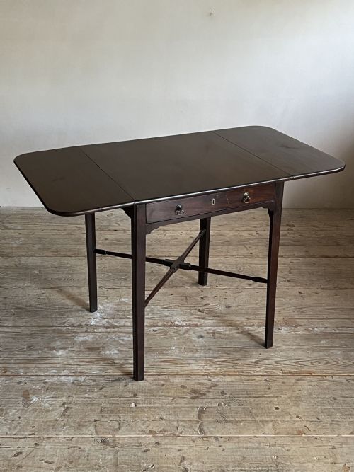 SMALL GEORGE III PEMBROKE TABLE - ADDITIONAL PHOTO 2