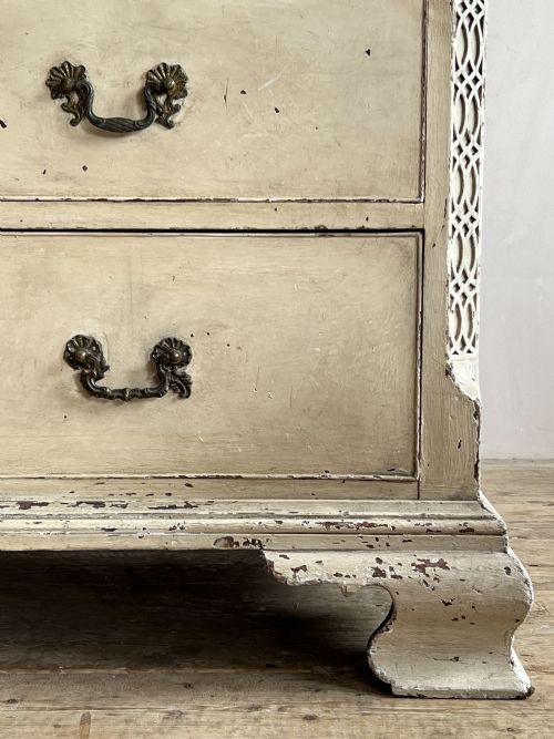 A PAINTED 18THC CHEST OF DRAWERS - ADDITIONAL PHOTO 2