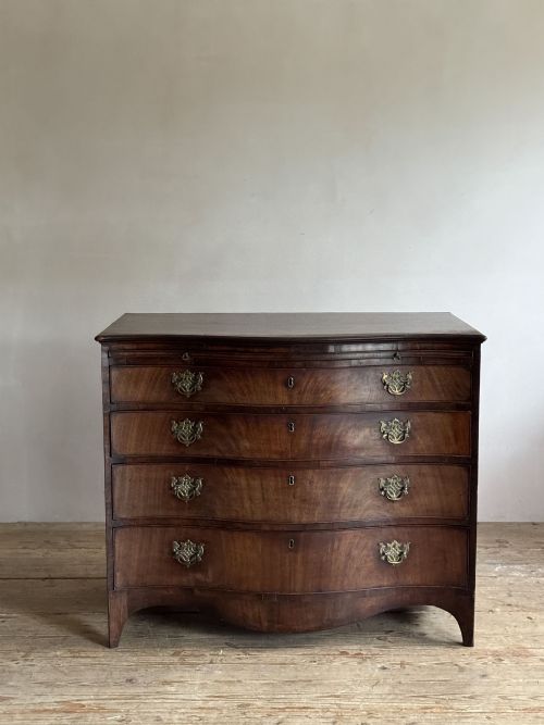 GEORGE III MAHOGANY SERPENTINE CHEST - ADDITIONAL PHOTO 1