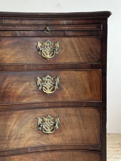 GEORGE III MAHOGANY SERPENTINE CHEST - ADDITIONAL PHOTO 2