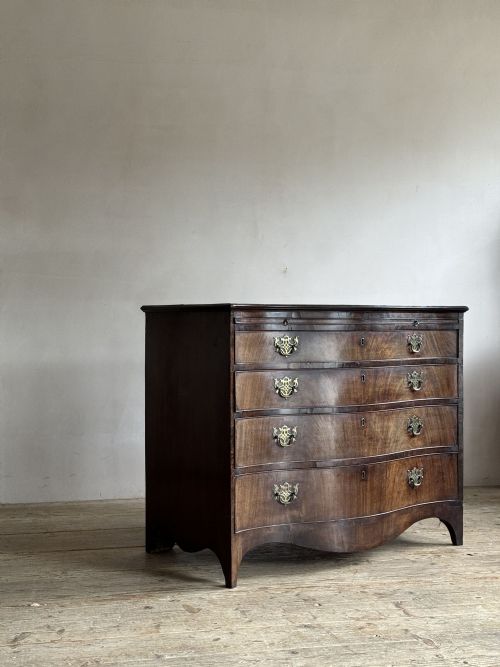 GEORGE III MAHOGANY SERPENTINE CHEST - ADDITIONAL PHOTO 3