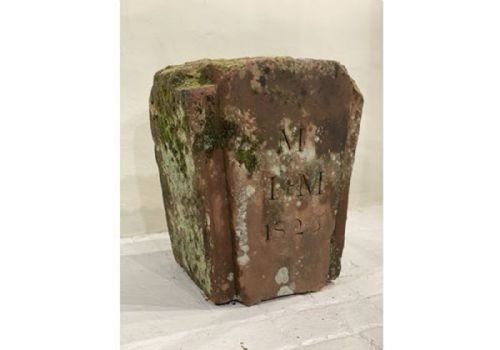 DATED RED SANDSTONE KEYSTONE - ADDITIONAL PHOTO 1