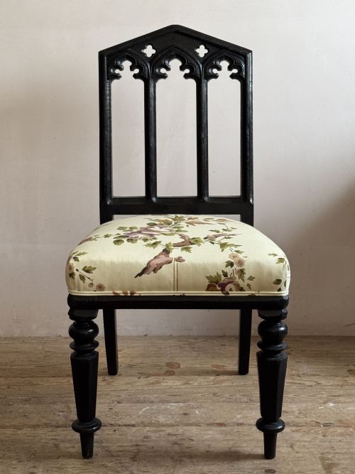 A PAIR OF 19THC EBONISED OAK GOTHIC REVIVAL CHAIRS - ADDITIONAL PHOTO 1