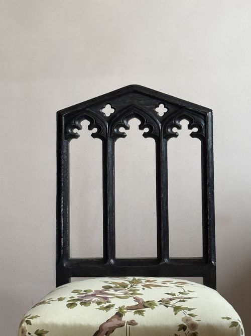 A PAIR OF 19THC EBONISED OAK GOTHIC REVIVAL CHAIRS - ADDITIONAL PHOTO 5