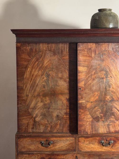 18TH CENTURY CHIPPENDALE PERIOD MAHOGANY LINEN PRESS - ADDITIONAL PHOTO 1