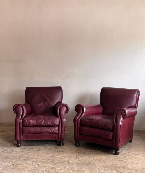 A PAIR OF RED LEATHER CLUB CHAIRS - ADDITIONAL PHOTO 1