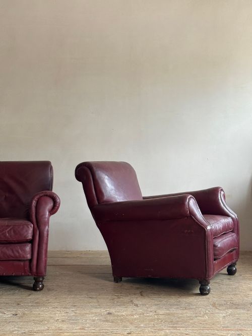 A PAIR OF RED LEATHER CLUB CHAIRS - ADDITIONAL PHOTO 2
