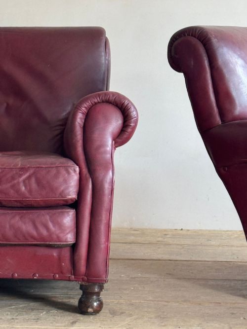 A PAIR OF RED LEATHER CLUB CHAIRS - ADDITIONAL PHOTO 3