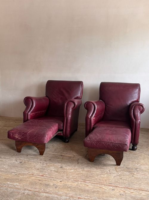A PAIR OF RED LEATHER CLUB CHAIRS - ADDITIONAL PHOTO 4