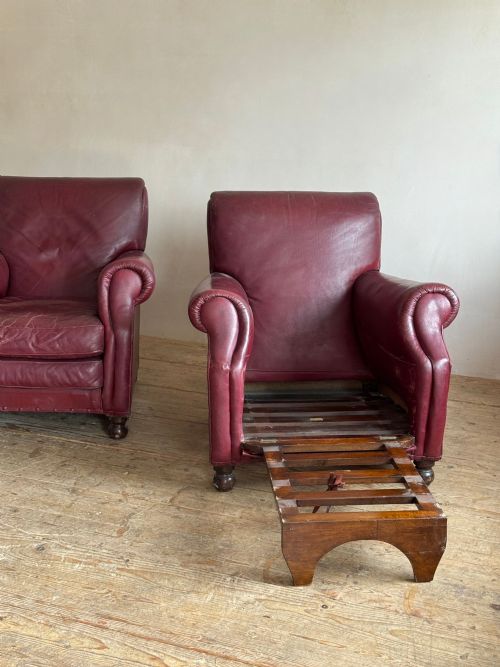 A PAIR OF RED LEATHER CLUB CHAIRS - ADDITIONAL PHOTO 5