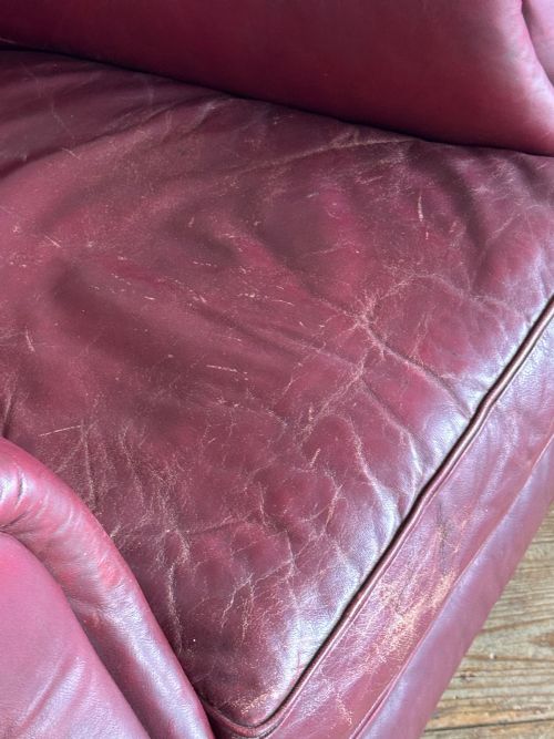 A PAIR OF RED LEATHER CLUB CHAIRS - ADDITIONAL PHOTO 8