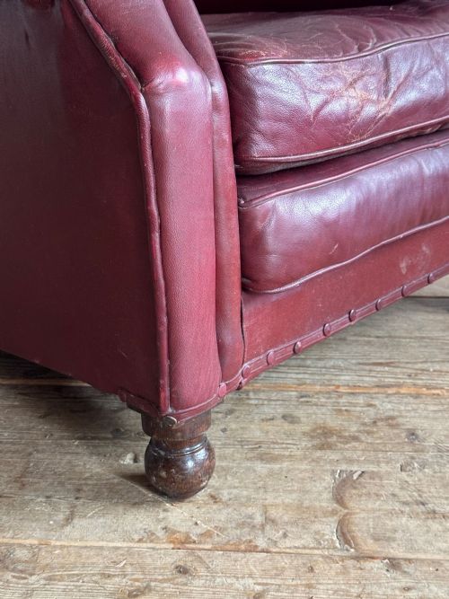 A PAIR OF RED LEATHER CLUB CHAIRS - ADDITIONAL PHOTO 9