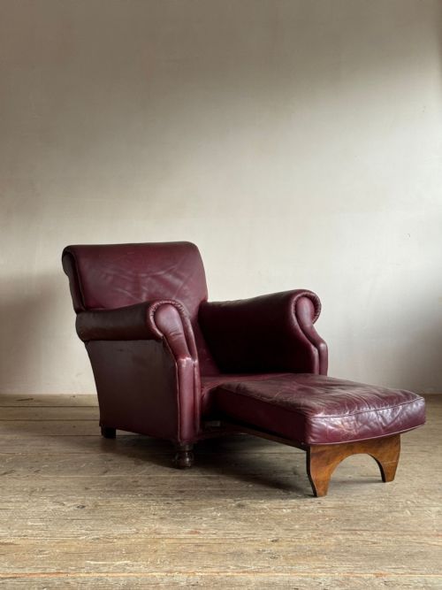 A PAIR OF RED LEATHER CLUB CHAIRS - ADDITIONAL PHOTO 10