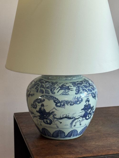 A PAIR OF CHINESE BLUE AND WHITE PORCELAIN LAMPS - ADDITIONAL PHOTO 3