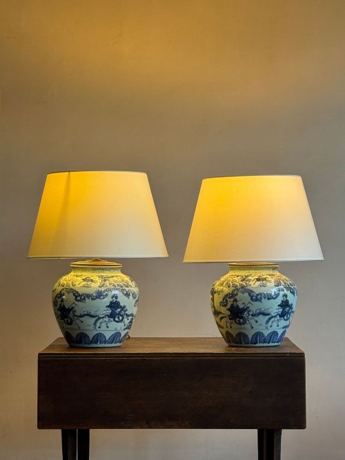 A PAIR OF CHINESE BLUE AND WHITE PORCELAIN LAMPS - ADDITIONAL PHOTO 5