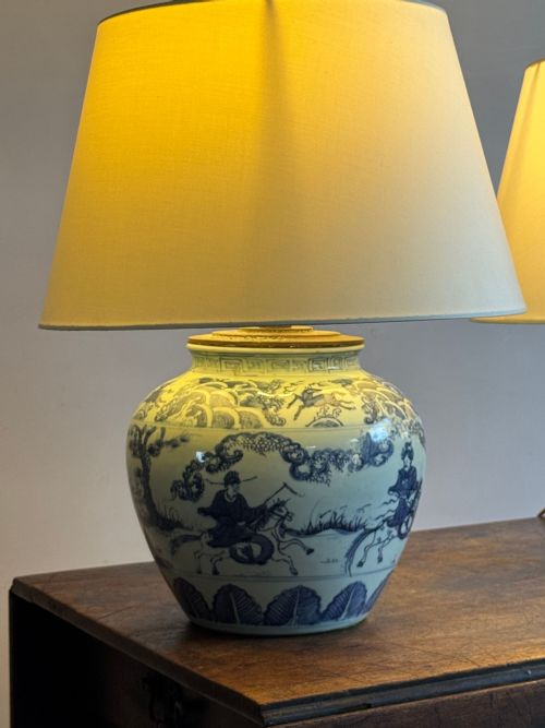A PAIR OF CHINESE BLUE AND WHITE PORCELAIN LAMPS - ADDITIONAL PHOTO 6