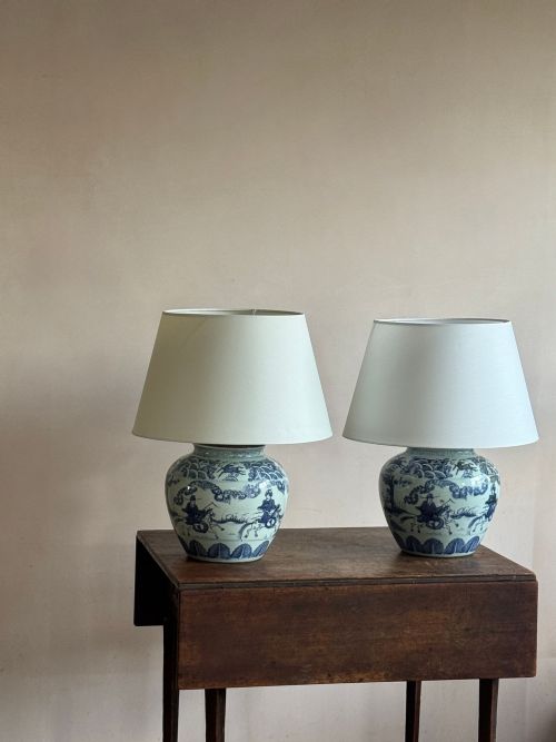 A PAIR OF CHINESE BLUE AND WHITE PORCELAIN LAMPS - ADDITIONAL PHOTO 7