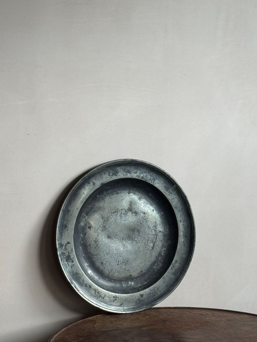 A PAIR OF 18THC ENGLISH PEWTER CHARGERS - ADDITIONAL PHOTO 1