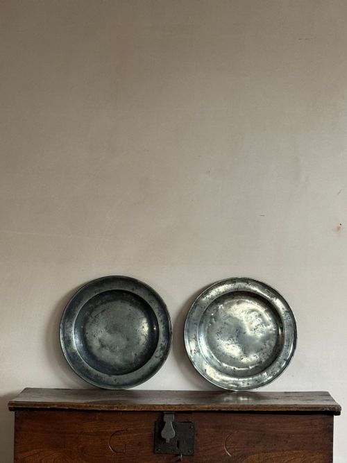 A PAIR OF 18THC ENGLISH PEWTER CHARGERS - ADDITIONAL PHOTO 2