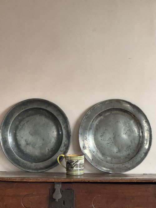A PAIR OF 18THC ENGLISH PEWTER CHARGERS - ADDITIONAL PHOTO 3