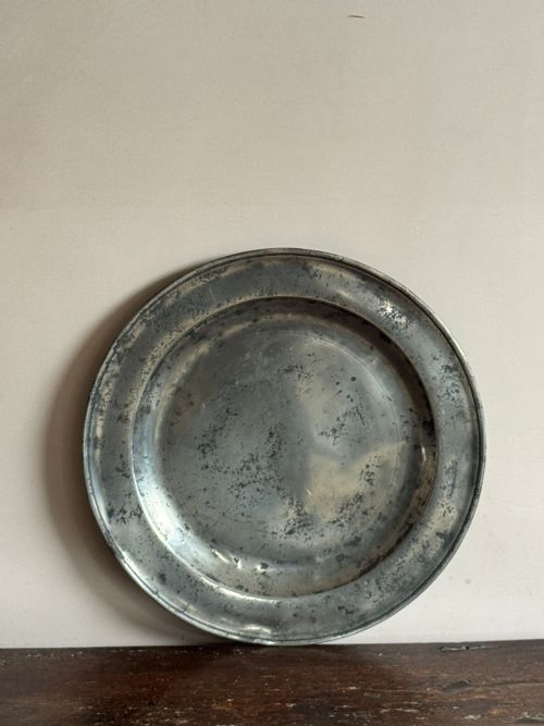 A PAIR OF 18THC ENGLISH PEWTER CHARGERS - ADDITIONAL PHOTO 4