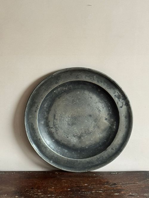 A PAIR OF 18THC ENGLISH PEWTER CHARGERS - ADDITIONAL PHOTO 5