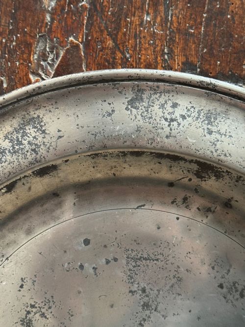 A PAIR OF 18THC ENGLISH PEWTER CHARGERS - ADDITIONAL PHOTO 6